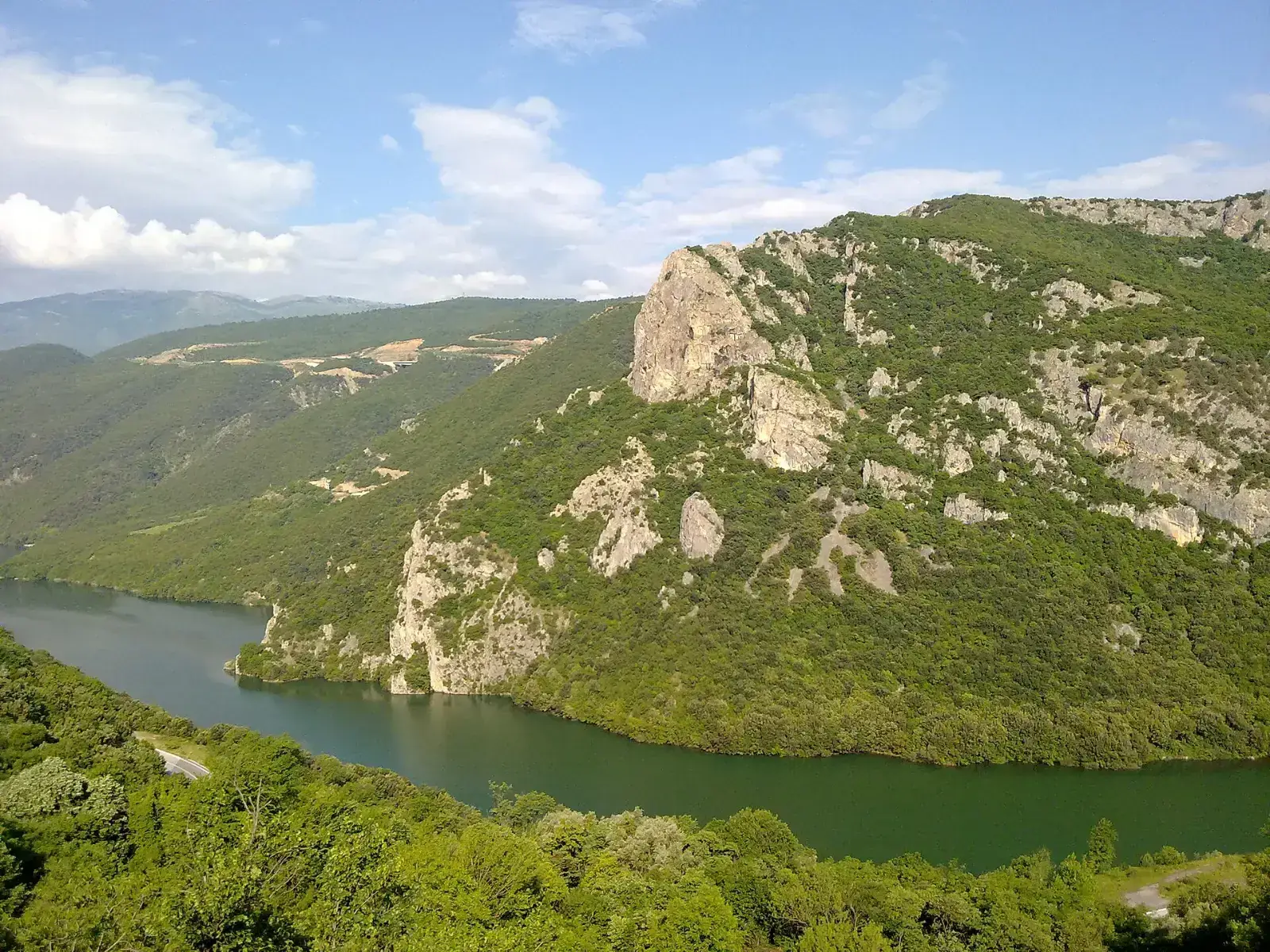 Θέα από τη Μονή στη χαράδρα και τη λίμνη του Αλιάκμονα